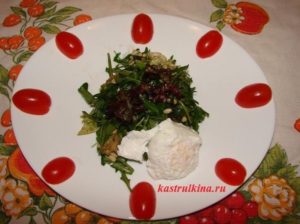 салат из рукколы с яйцом