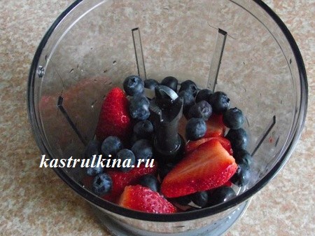 клубника и черника в блендере
