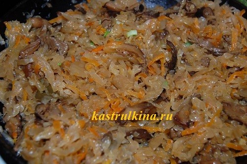 квашенная капуста, тушеная с грибами