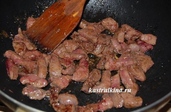 обжариваем кусочки печени на сковороде