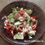 овощной салат с капесами йогуртом и сыром