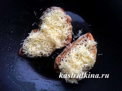 посыпаем жареную индейку сыром посыпаем жареное мясо сыром