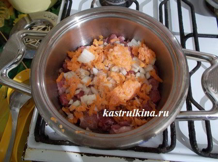 сложить мясо в кастрюлю для тушения
