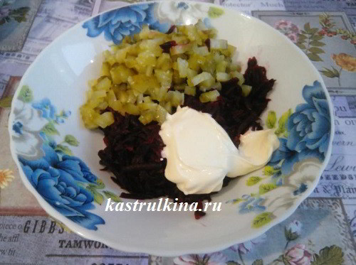заправляем салат майонезом